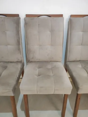 Conjunto cadeiras estofadas veludo e madeira maciça.