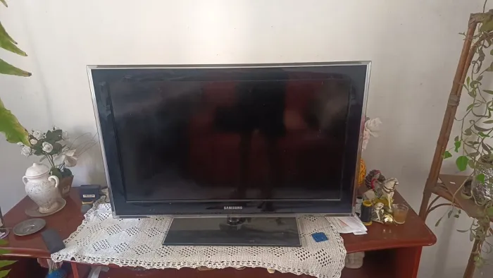 Televisão de 32 polegadas com de defeito (a tela fica toda esbranquiçada)