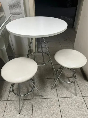Mesa com bancos