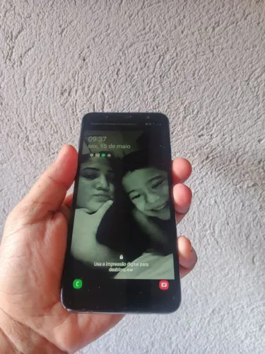 Celular semi novo