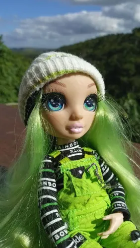 Boneca Rainbow High Karma Nichols (Série 2 - Verde Neon) + Look Completo