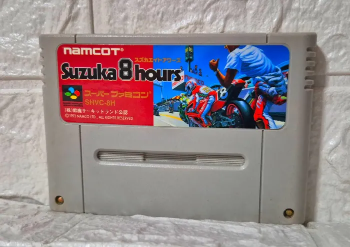 cartucho original japonês do jogo Suzuka 8 Hours para o console Super Famicom. 