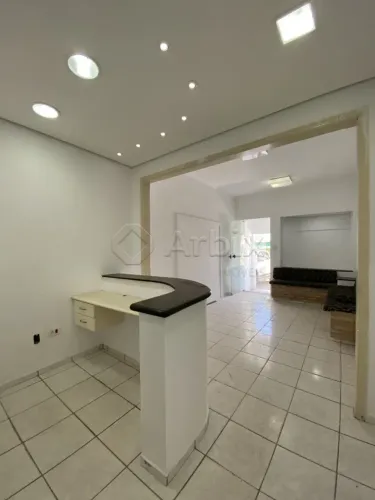 Salão comercial para alugar no bairro Vila Pavan em Americana/SP.