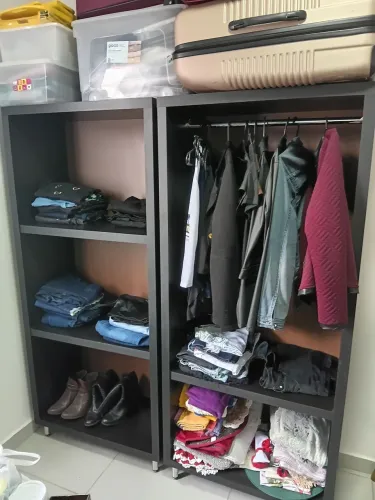 Closet com cabideiro. Pés cromados e reguláveis de acordo com o piso. Espessura do mdf 25