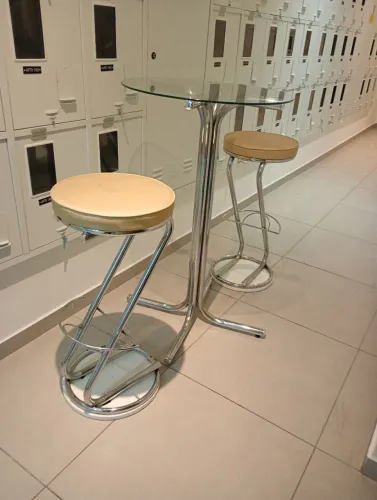 Mesa de sacada com banqueta 
