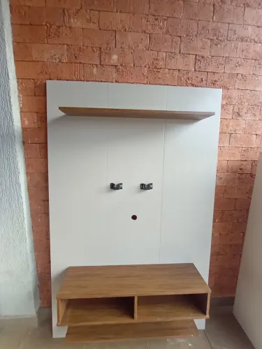 Vendo painel para TV 1.60 metros de altura e 1.00 metro de largura com quatro nichos!