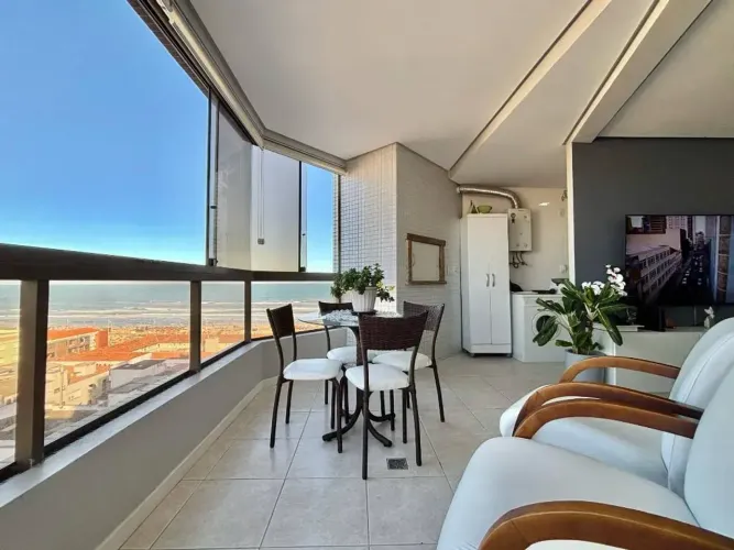 Apartamento à venda com sacada de frente e vista definitiva para toda a praia e Capão da C