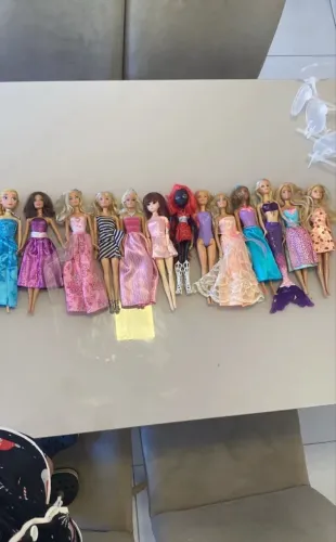 Lote 13 bonecas Barbies + princesas + sereias + 10 suportes 