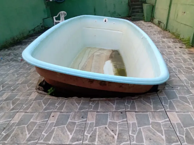 Piscina de Fibra 6x2,60x1,30 - Para Retirada - Necessita Reparo