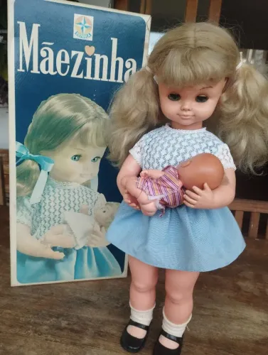 Boneca mãezinha ma caixa 
