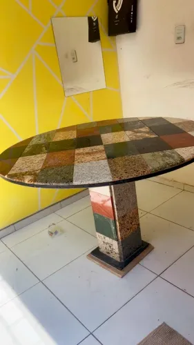 Mesa de granito redonda com a base