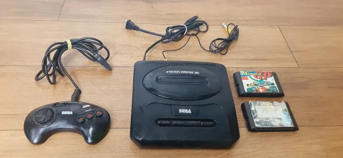 Megadrive3 completo compativel no Sega Cd. Com 1 controle, 02 Jogos e cabo.