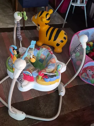 Jumper Jumperoo Fisher-Price com tema da selva, assento giratório de 360graus
