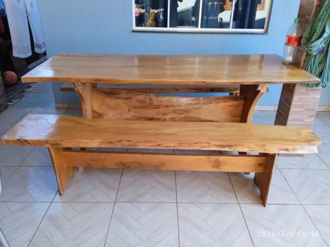 Mesa de madeira maciça