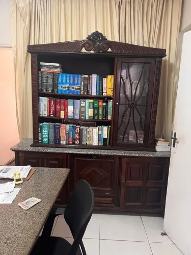 Armário com a base de mármore