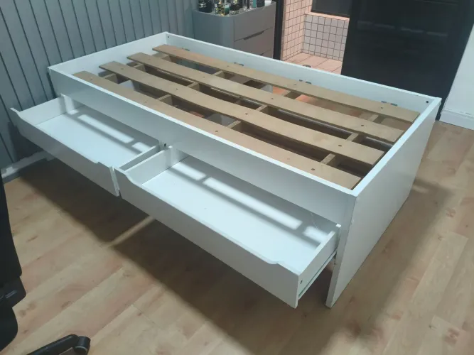 Cama excelente qualidade Tok Stok com gavetas e nichos