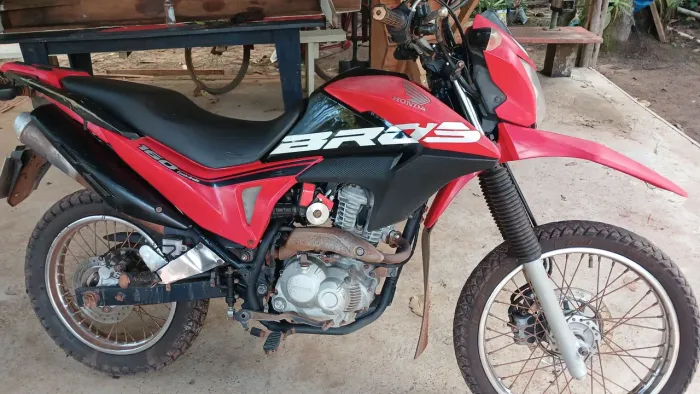 Vendo bros 160, toda em dias,  sem restrições.contato. * 