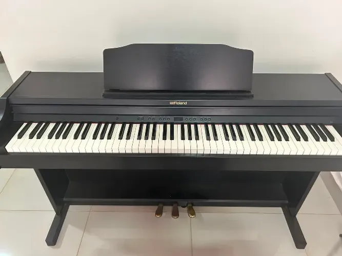 Piano Digital Roland RP501R - Estado de Novo!
