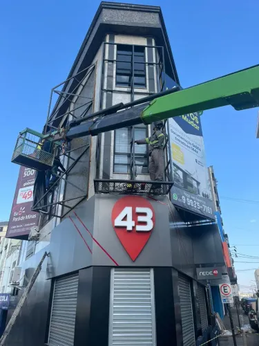 ? VENDO 2 ESTRUTURAS METÁLICAS PARA PUBLICIDADE ?