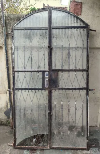 PORTA DE FERRO C/VASCULA DE VIDRO