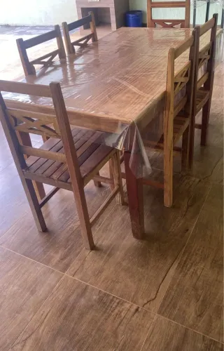 Mesa em madeira pura 