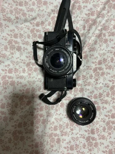 Camera analógica Olympus OM-1 + Zuiko 50mm f/1.8 e 28mm f/2.8