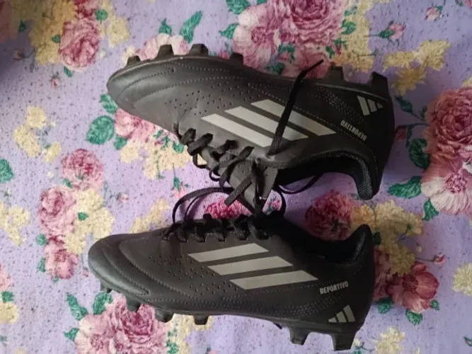 Chuteira de campo da Adidas 
