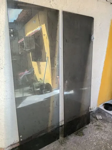 Vendo 2 portas de vidro fume medida 1,80 comprimento 60 de largura só as portas