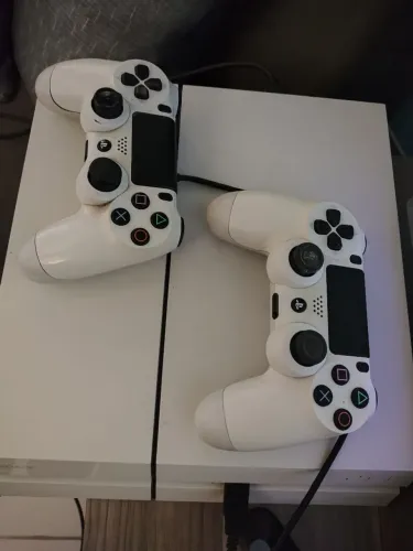Vendo Ps4 + 2 controles + jogos.