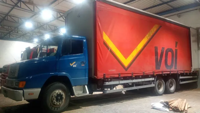 Vendo caminhão já com serviço e carroceria Sider NOVA