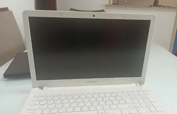 Notebook Samsung Np300e5l Branco - Para Arrumar Ou Retirar Pecas 