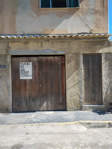 Aluga se uma casa  no térreo com garagem 