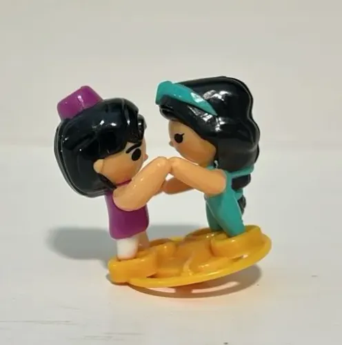Miniatura kinder ovo Aladdin e Jasmine dançando (Disney)