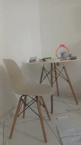 Mesa redonda e 2 cadeiras