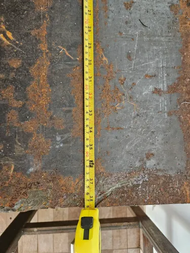 Chapa de ferro, medindo 80 cm × 50 cm × 2 cm