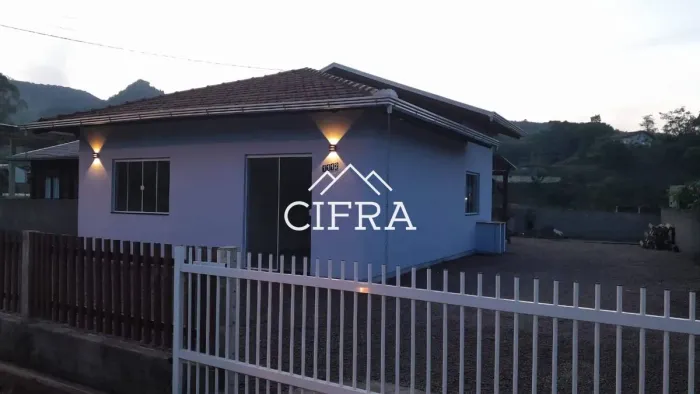 Casa de Alvenaria - Venda - 02 dormitórios - 70m2 - Terreno com 376m2 - Rua Augusto Wolf -