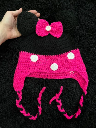 Gorro Minnie em Crochê Lã com Cordão Preto e Rosa Touca Infantil