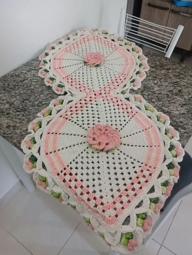 Trilho de mesa artesanal em crochê - Beleza em cada ponto.