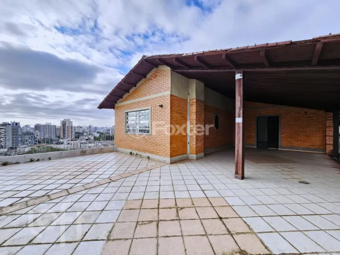 Casa à venda em Medianeira com 347 m², 4 quartos, 2 suítes, 5 vagas