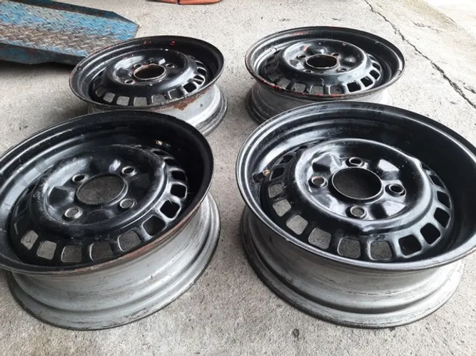 Roda de ferro aro 15 Volkswagen fusca preta duas tala 6 e duas 4.5 4x130