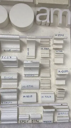 Temos Molduras e Revestimentos para telhas, forros em acartonado e EPS isopor.