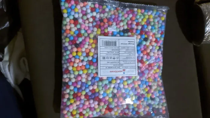 pacote de miçangas coloridas<br>500g<br><br>obs: não tem