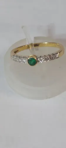 Anel em ouro amarelo modelo meia aliança brilhantes esmeralda 