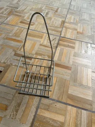 Prateleira de metal para organizar seu banheiro!