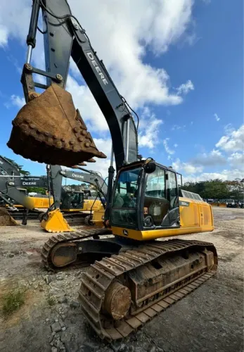 Escavadeira John Deere 350G LC ano 2023 com 1750 horas, no Pernambuco
