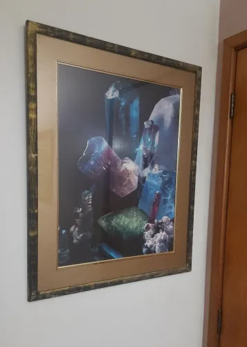 Quadro com o tema de cristais com moldura preta envelhecida com dourado medindo 65 x 79cm.
