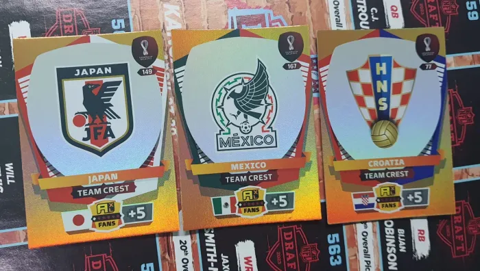 3 Escudos Cards Copa do Mundo Adrenalyn Panini - Team Crest