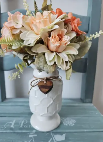 Vaso de cerâmica com flores