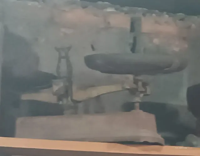 Balança antiga de ferro dois pratos