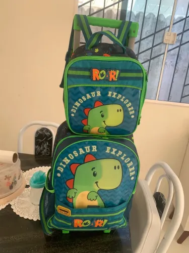 Kit mochila de carrinho - acompanha necesserie e porta escova de dentes no tema Dinossauro